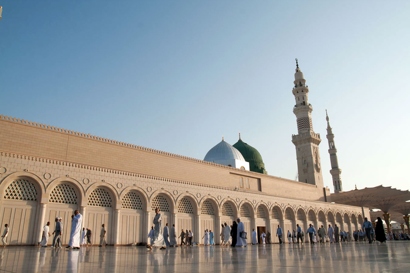 Медина что это. Медина мечеть пророка. Мечеть пророка (Масджид АН-Набави). Медина мечеть пророка Мухаммеда. Мечеть Мадина в Саудовской Аравии.